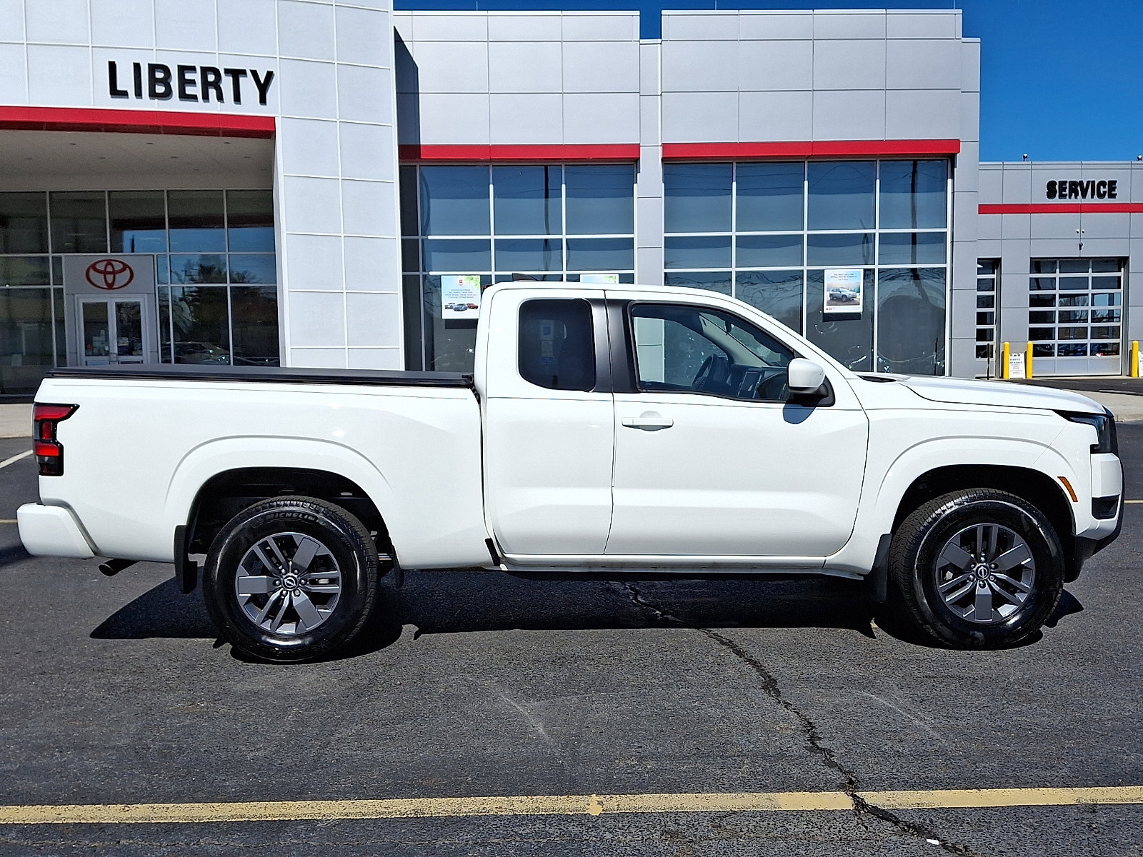 Used 2025 Nissan Frontier SV image 7