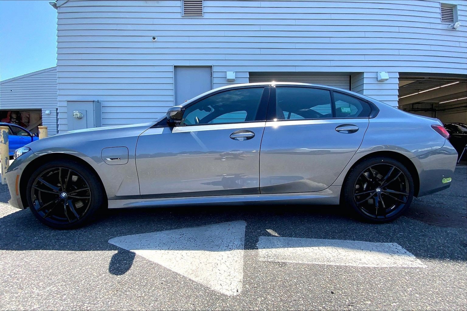 Used 2023 BMW 330e xDrive w/ M Sport Package AWD/4WD image 2