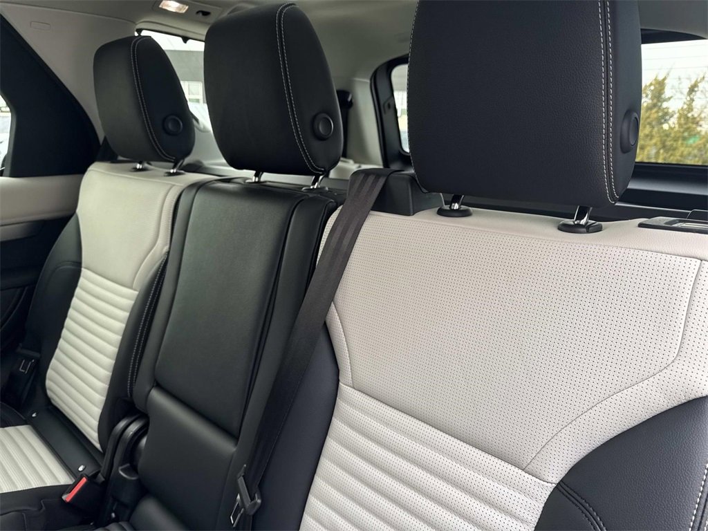 New 2026 Land Rover Discovery Limited Edition image 15