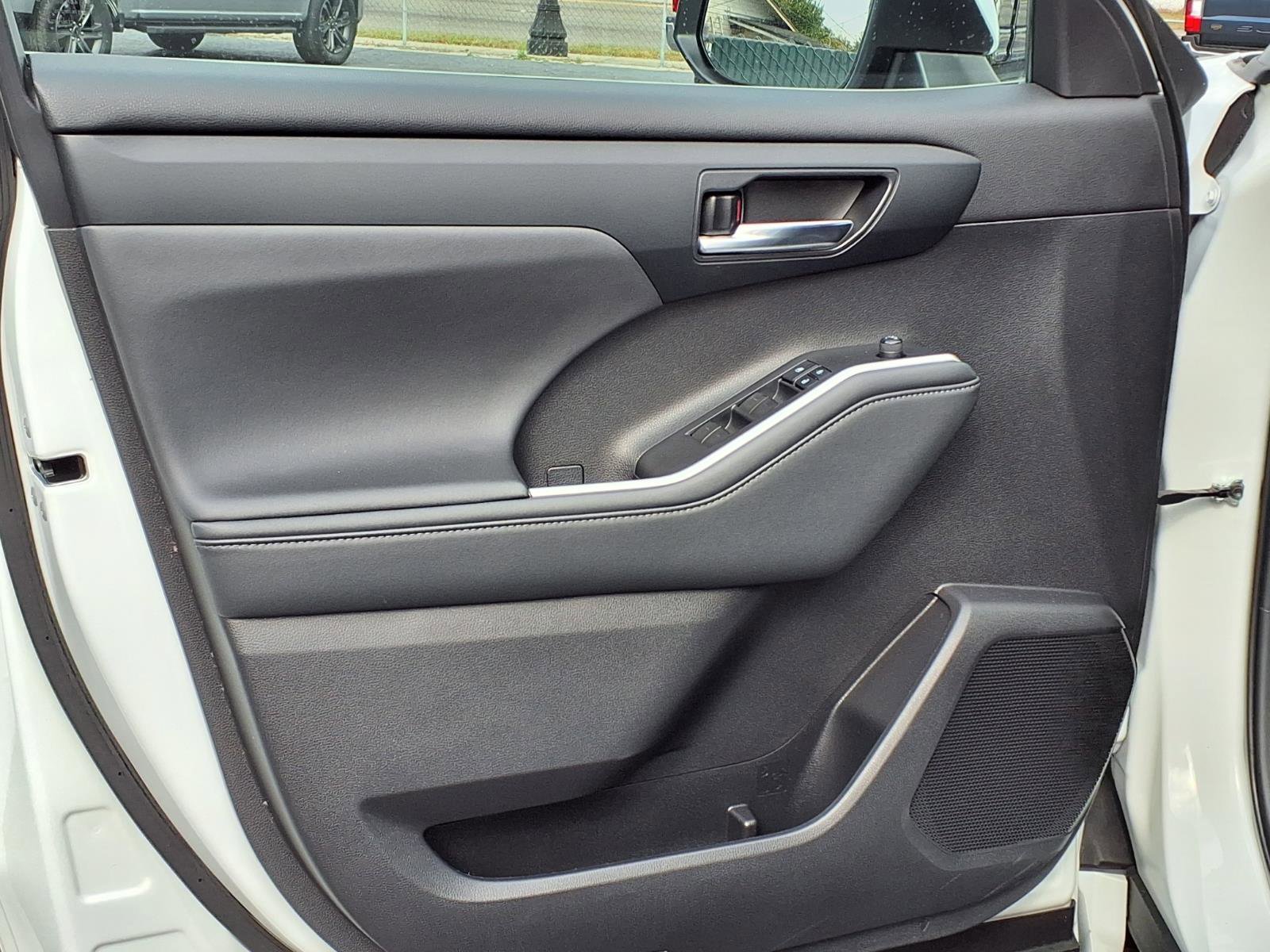 Used 2022 Toyota Highlander XLE image 13