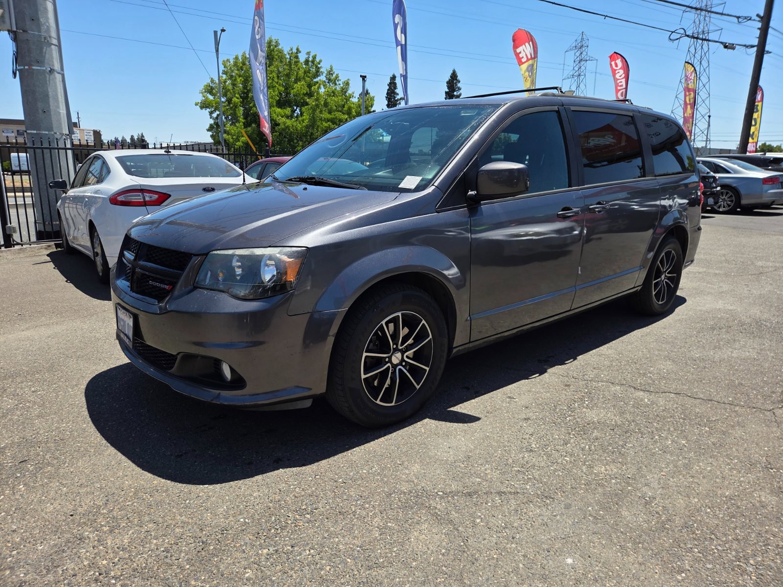Used 2018 Dodge Grand Caravan SXT w/ Blacktop Package FWD image 1