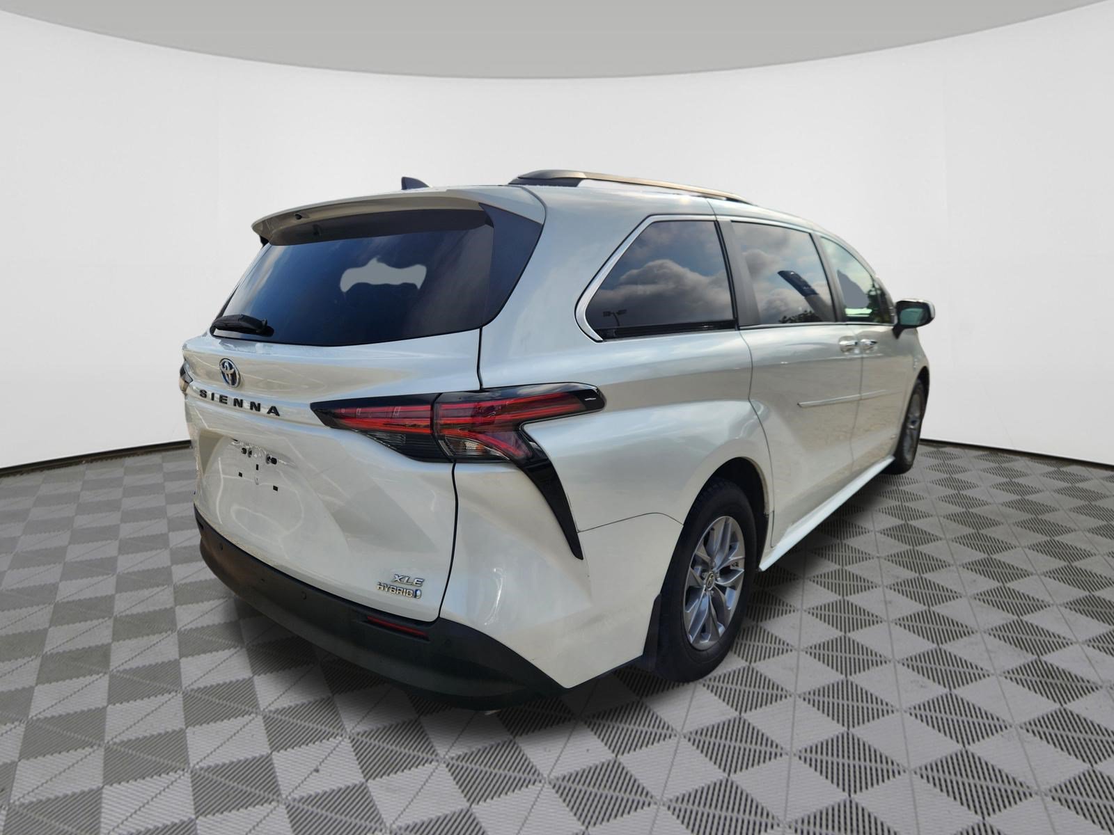 Used 2021 Toyota Sienna XLE w/ XLE Plus Package AWD/4WD image 4