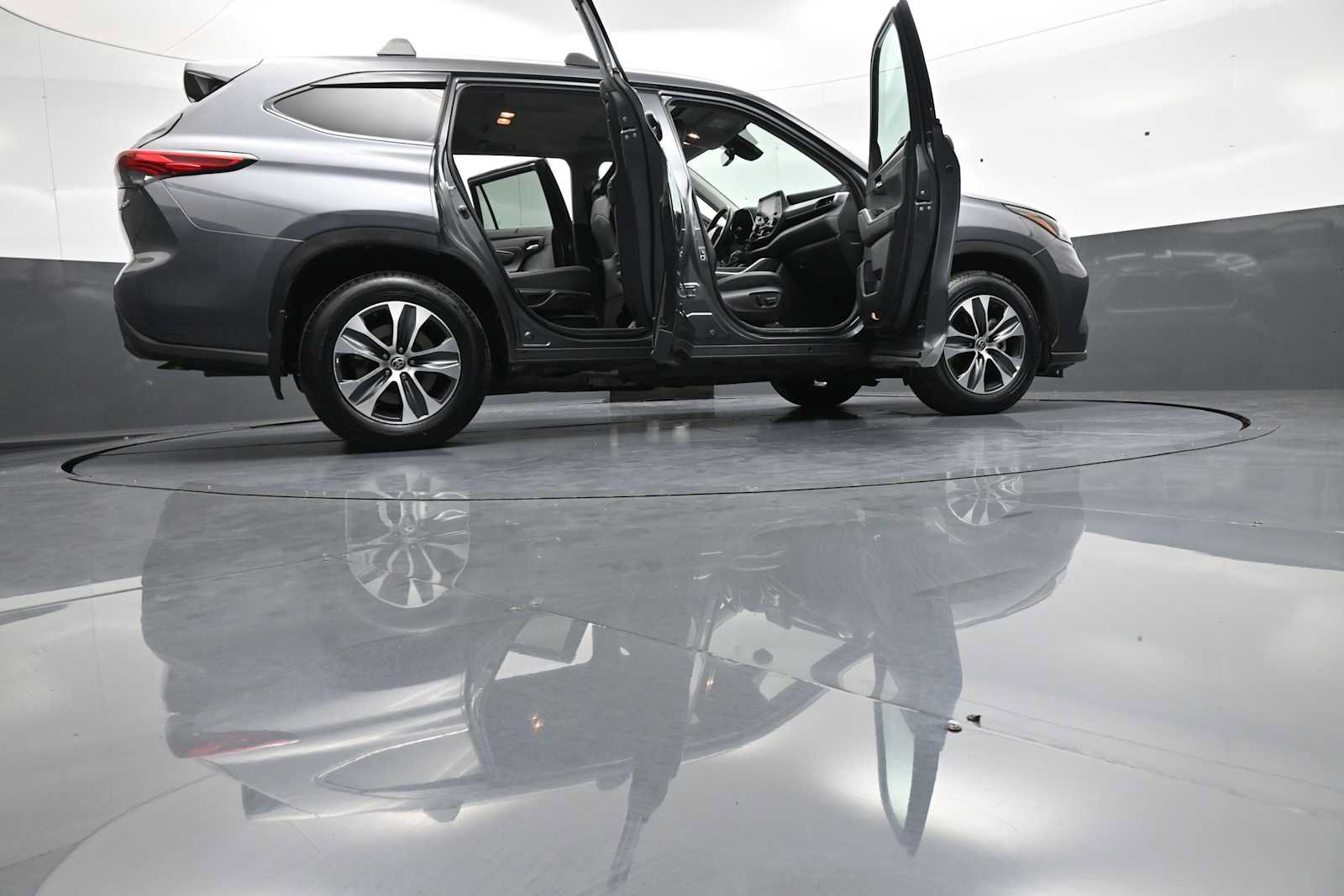 Used 2022 Toyota Highlander XLE AWD/4WD image 49