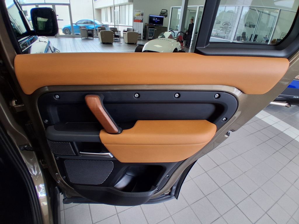 Used 2023 Land Rover Defender 110 X image 27