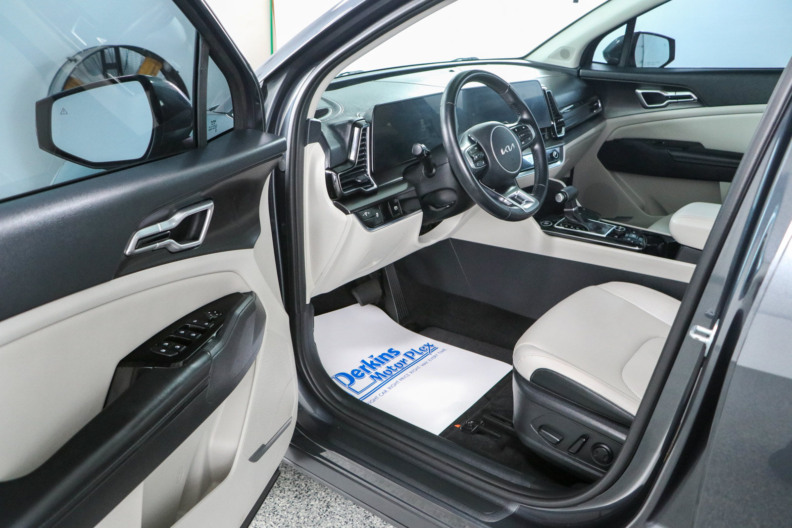 Used 2024 Kia Sportage EX FWD image 3