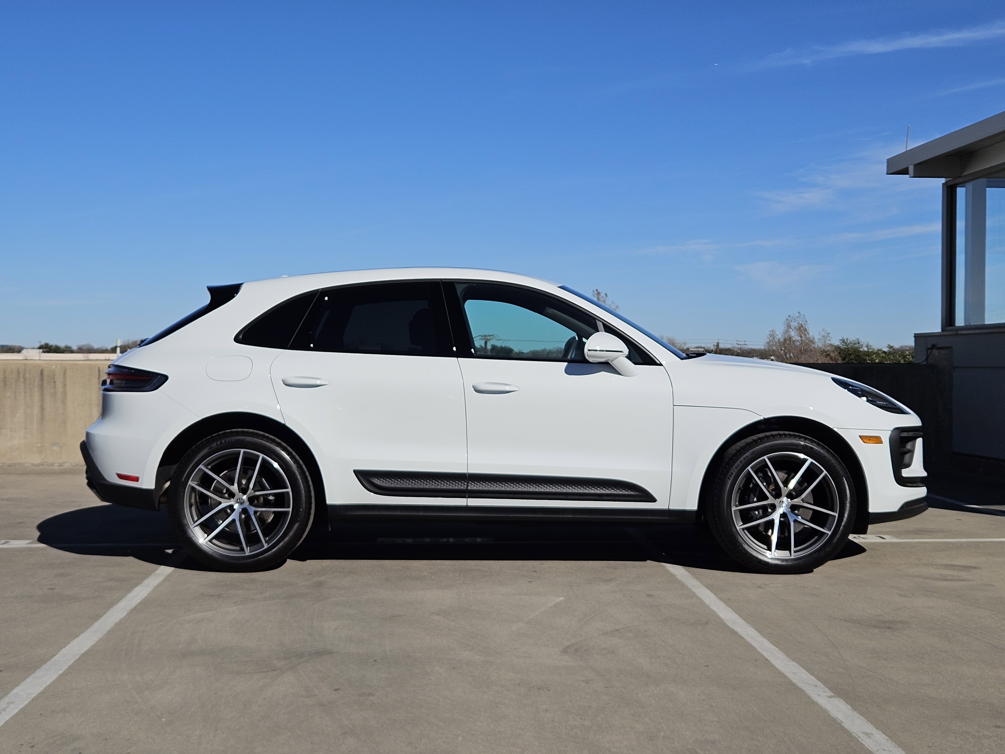 Certified 2025 Porsche Macan image 9