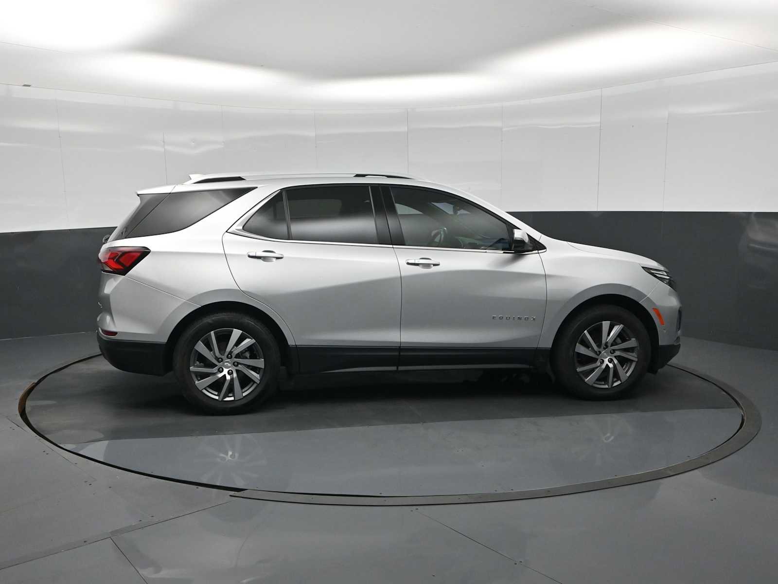 Used 2022 Chevrolet Equinox Premier AWD/4WD image 9