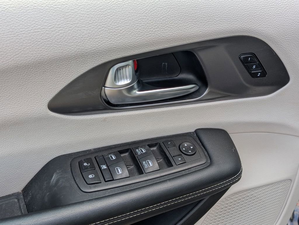 Used 2023 Chrysler Pacifica Touring-L image 24