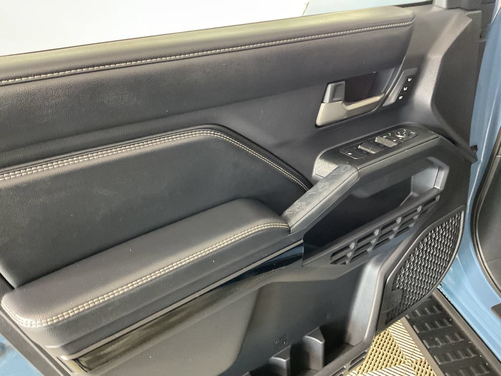 Used 2025 Toyota 4Runner Limited AWD/4WD image 17