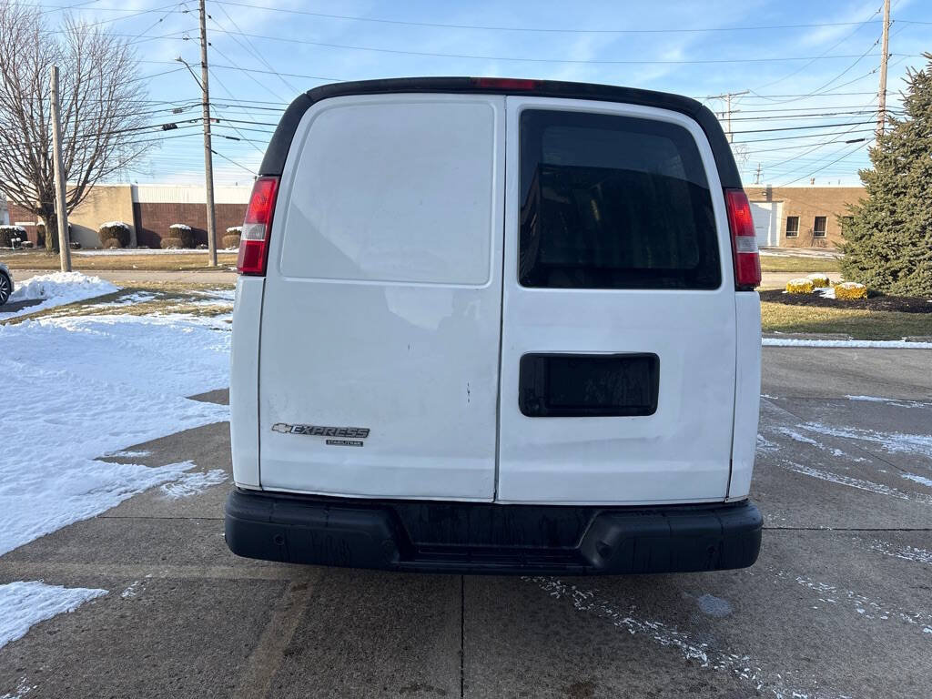Used 2016 Chevrolet Express 2500 RWD image 6