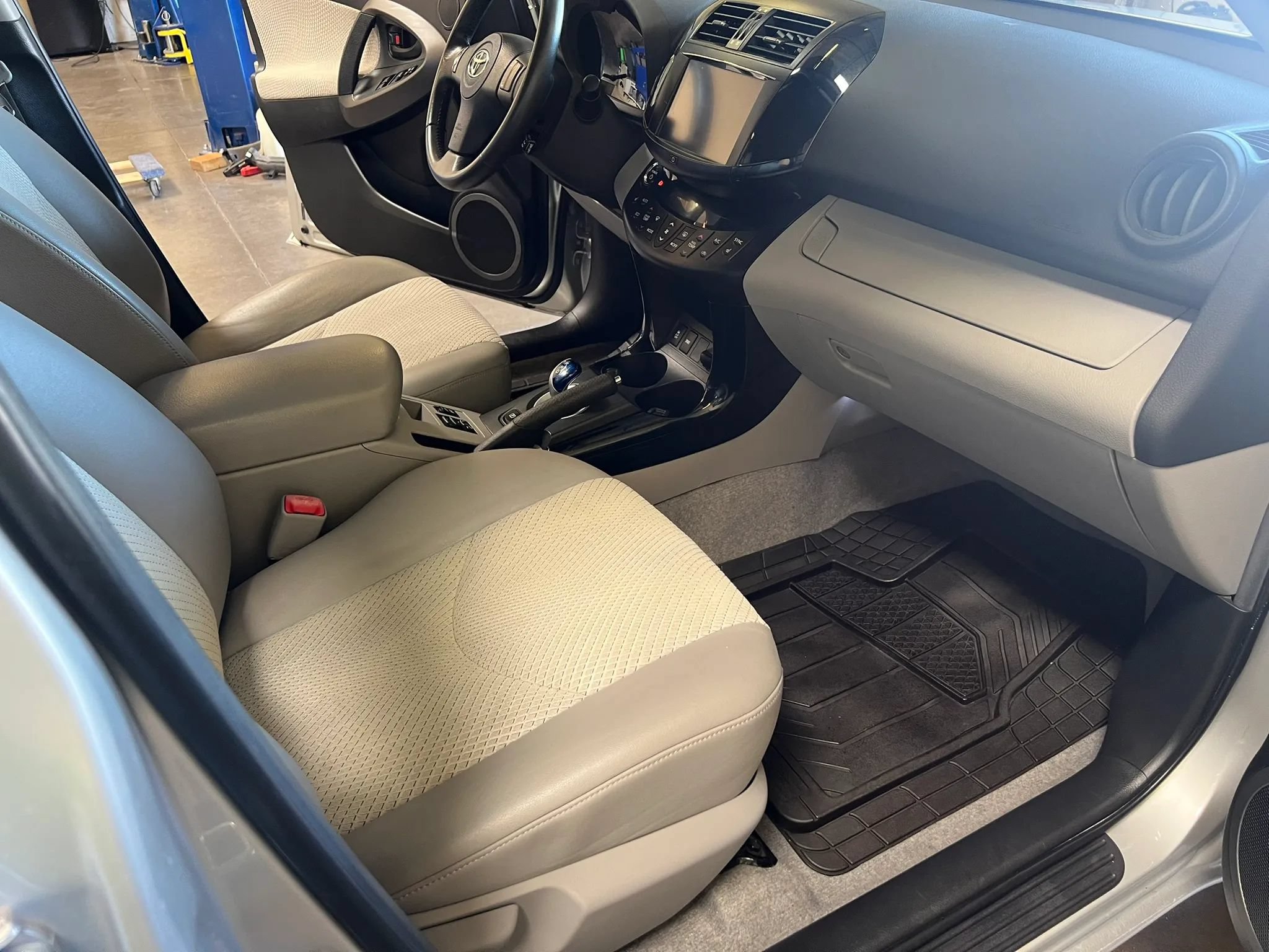 Used 2014 Toyota RAV4 EV FWD image 15