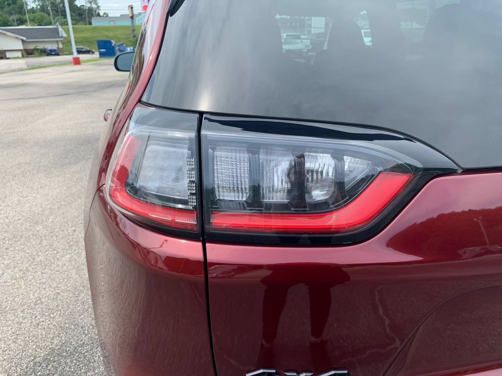 Used 2019 Jeep Cherokee Latitude Plus AWD/4WD image 32