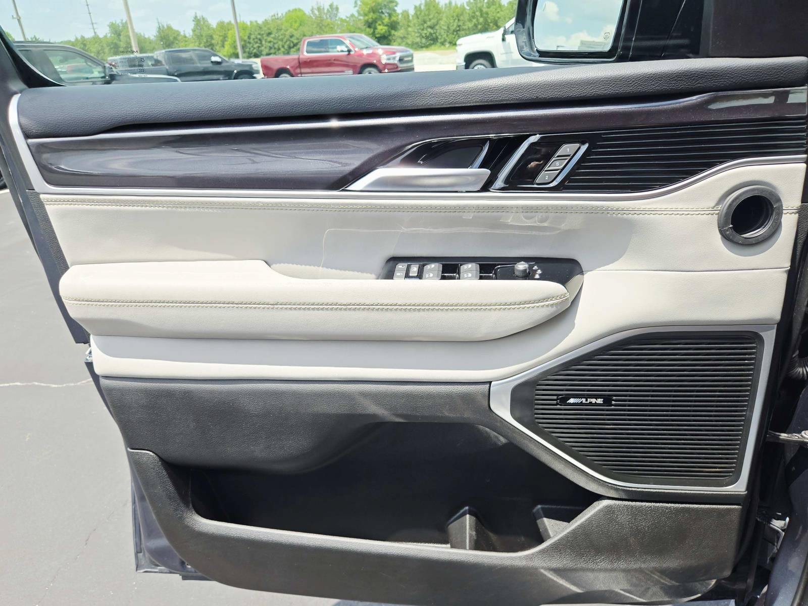Used 2024 Jeep Wagoneer 4WD w/ Premium Group I image 41