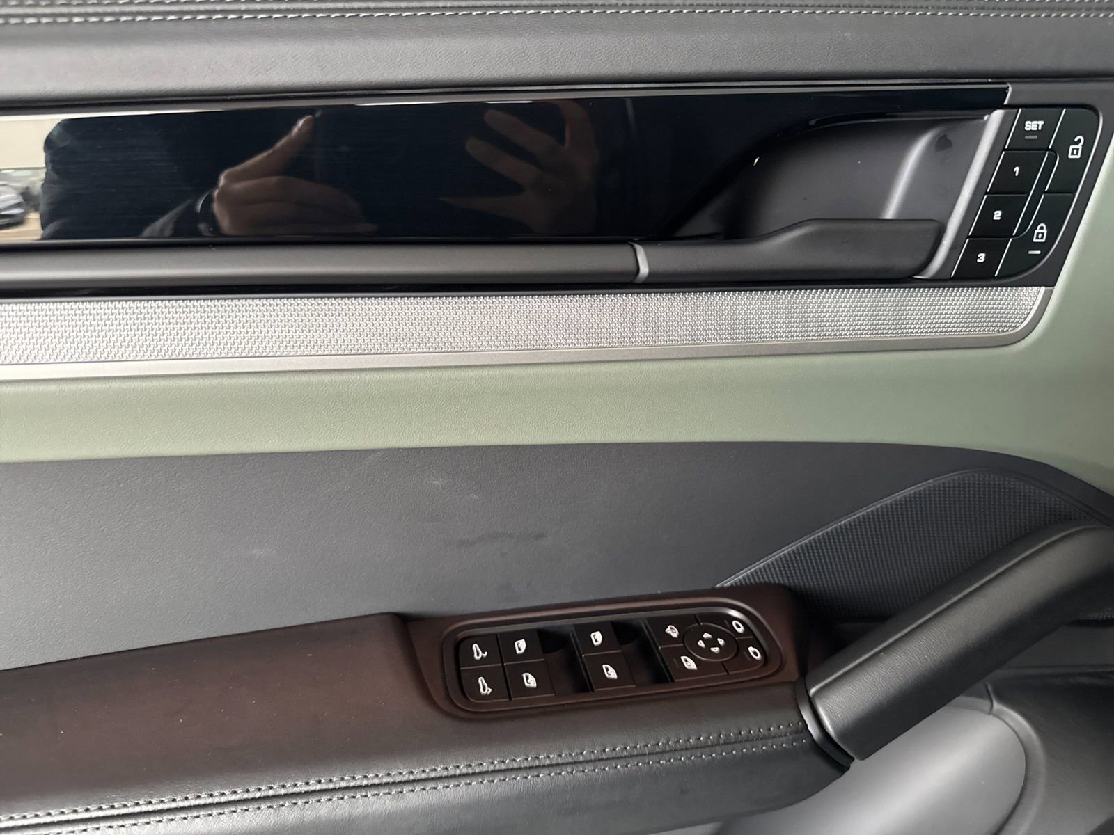 Certified 2025 Porsche Cayenne Coupe image 12