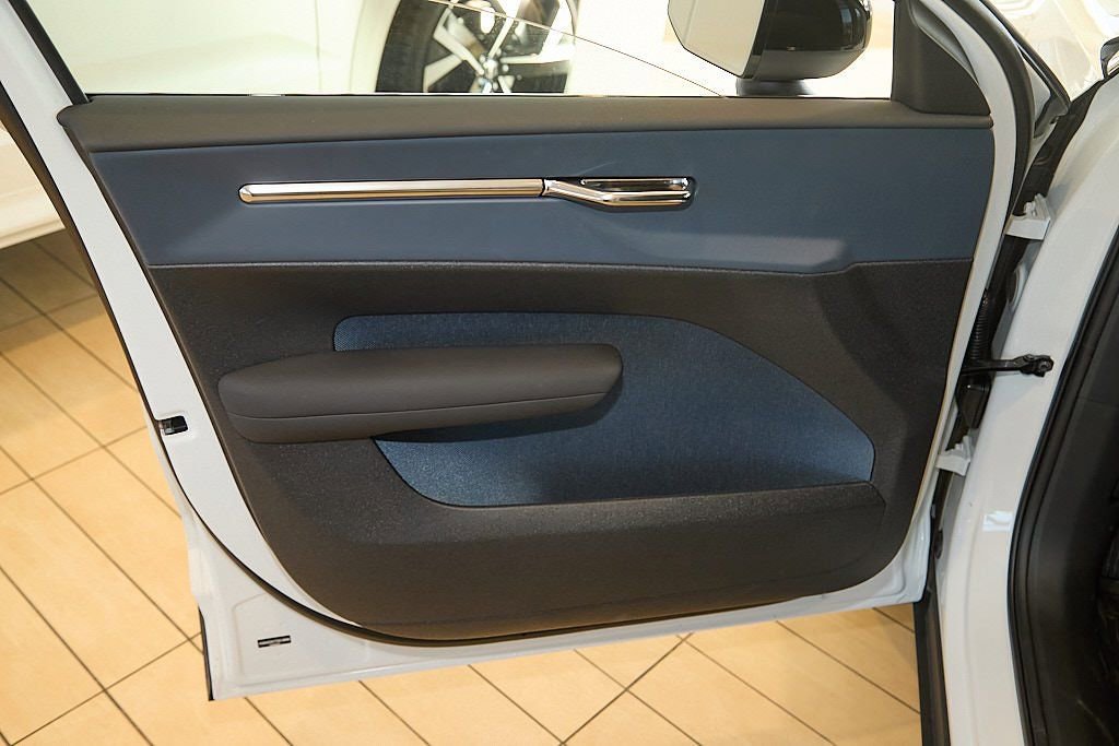New 2026 Volvo EX30 Plus w/ Climate Package image 7
