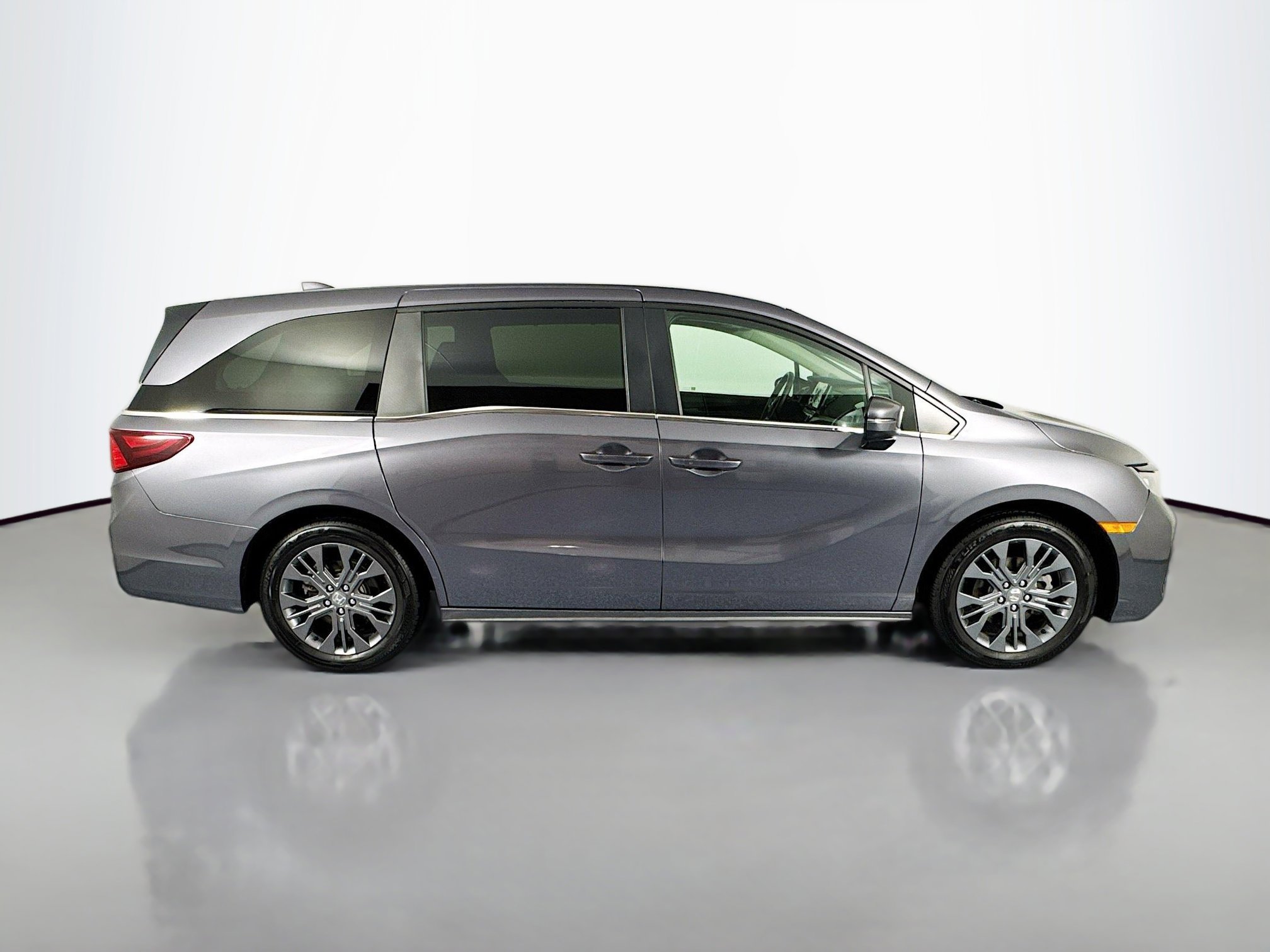 Certified 2025 Honda Odyssey Touring image 4