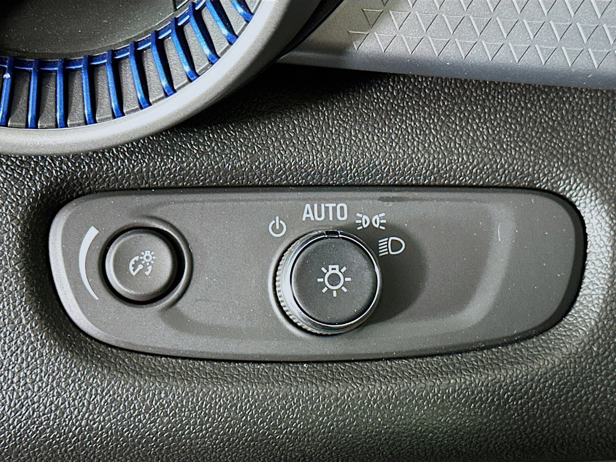 Used 2025 Chevrolet Trax LS image 17