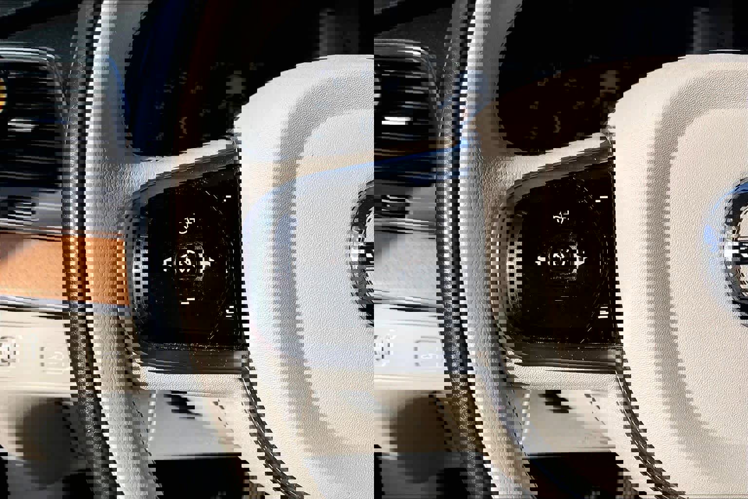 Used 2021 Volvo XC90 T5 Momentum w/ Protection Package Premier image 19