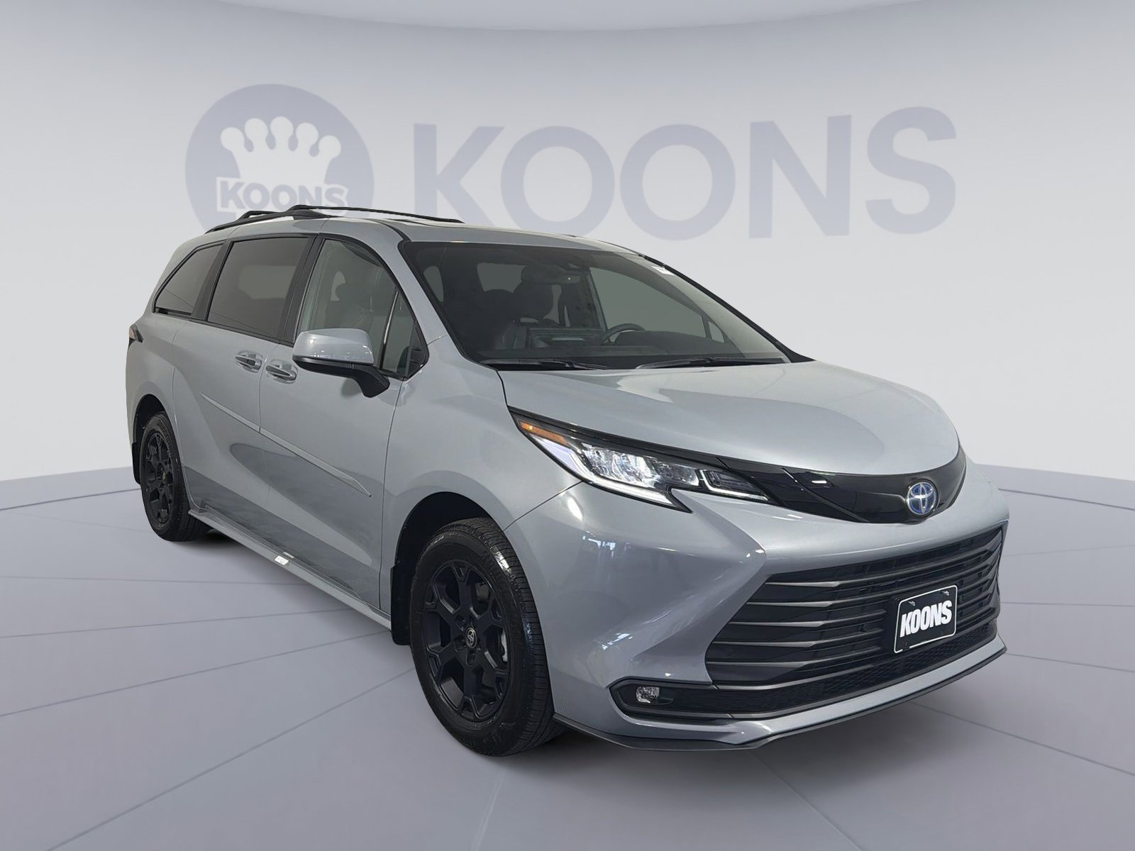 Used 2025 Toyota Sienna XLE Woodland Edition image 10