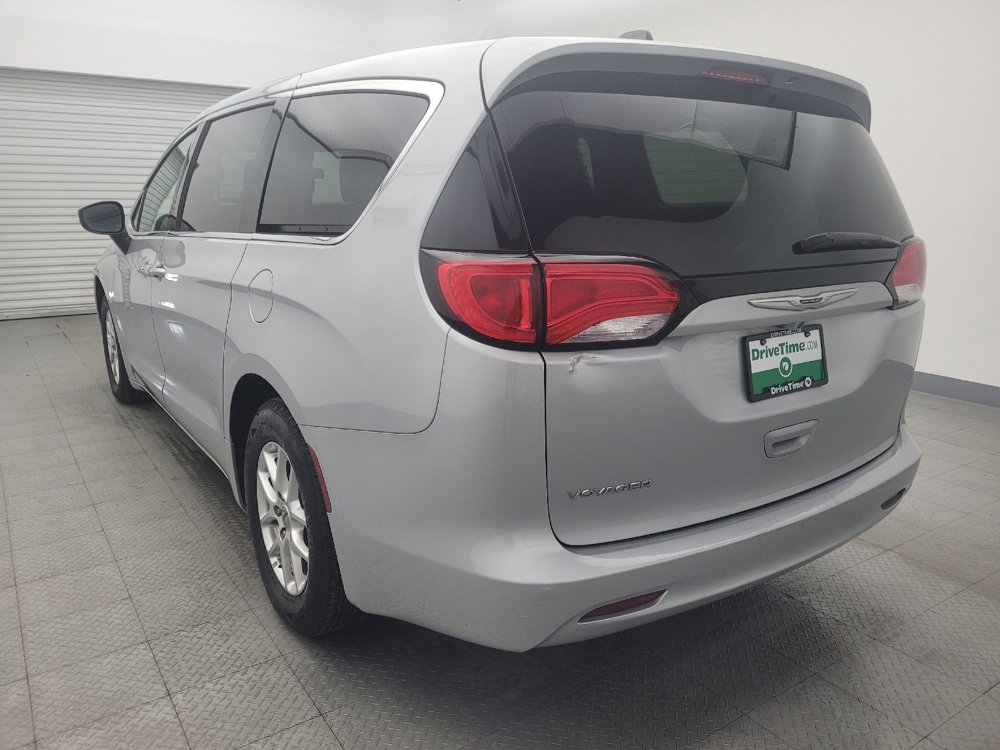 Used 2022 Chrysler Voyager LX image 6