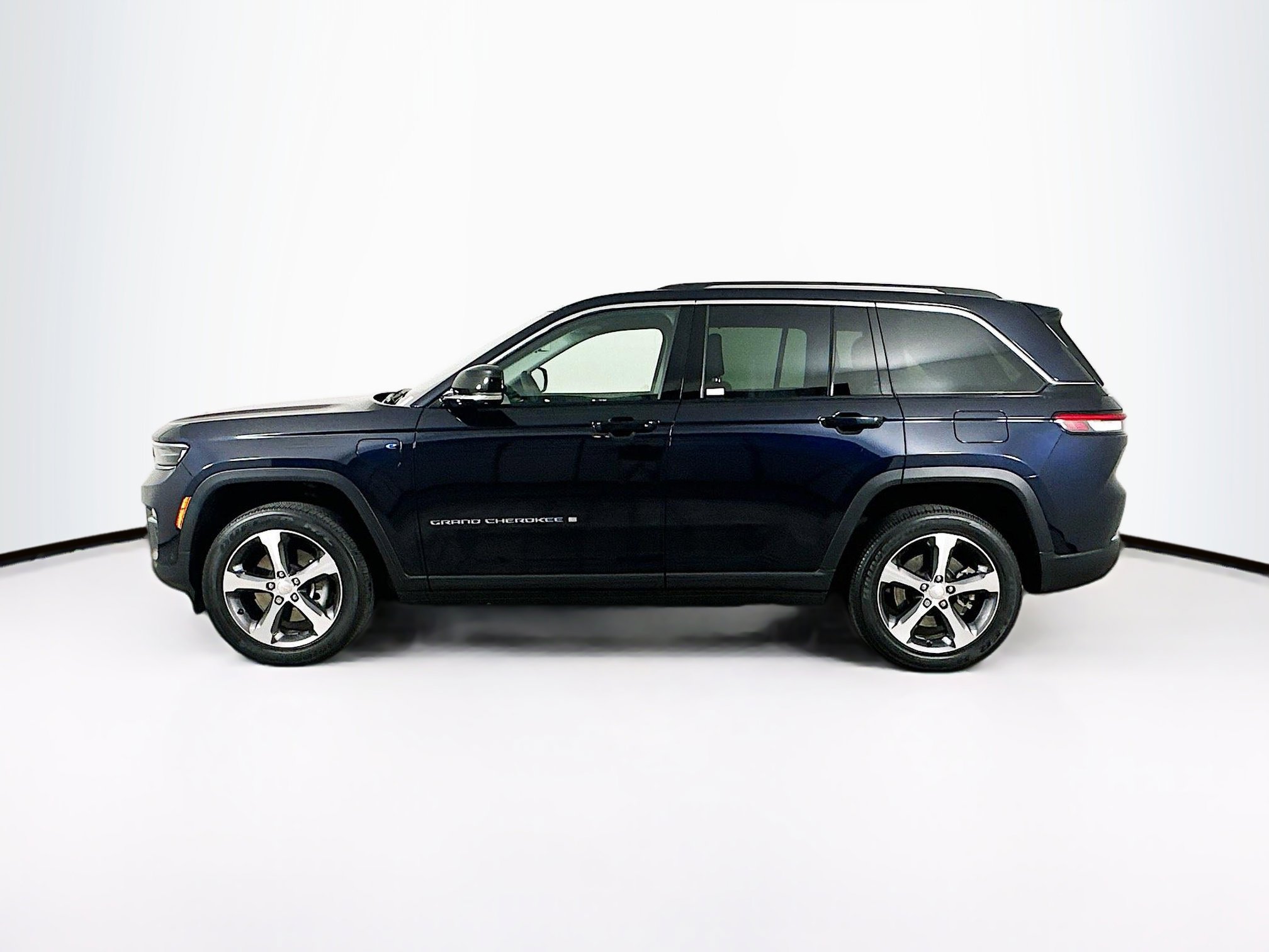 Used 2022 Jeep Grand Cherokee Limited 4xe w/ Luxury Tech Group II AWD/4WD image 4