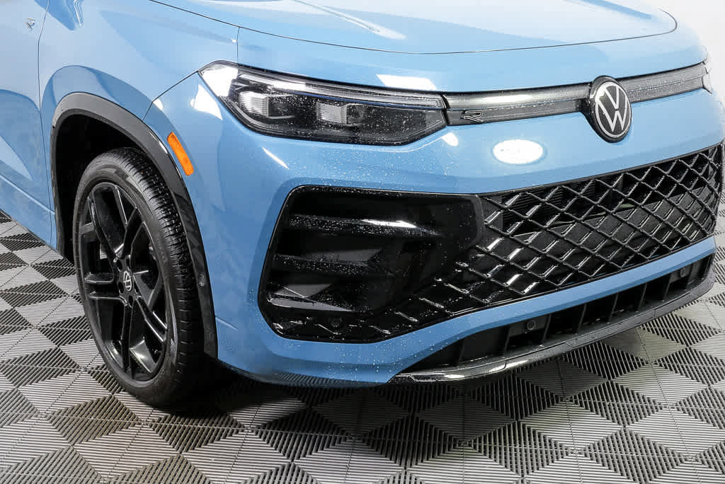 Certified 2025 Volkswagen Tiguan SE R-Line AWD/4WD image 40