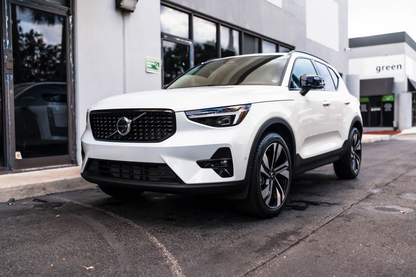 Used 2025 Volvo XC40 B5 Plus w/ Protection Package Premier image 1