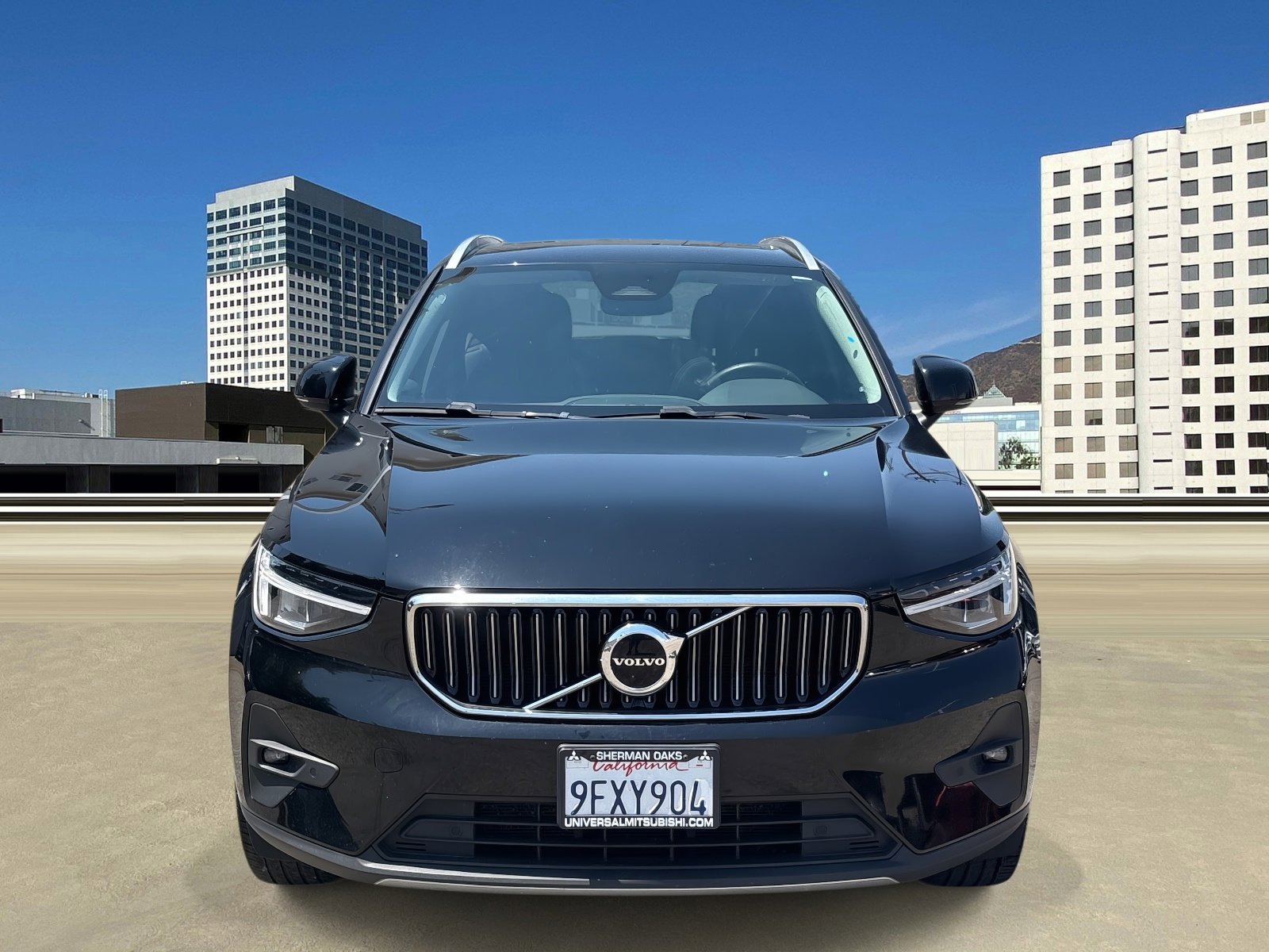 Used 2023 Volvo XC40 B5 Plus image 2