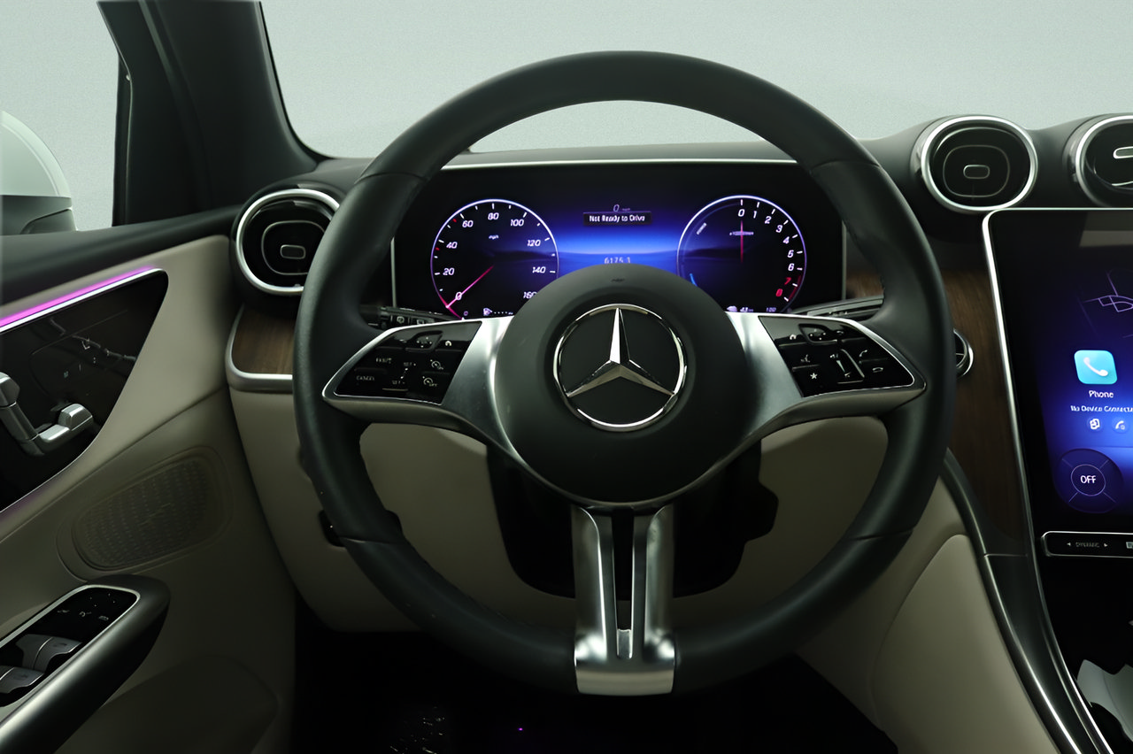 Used 2025 Mercedes-Benz GLC 350e 4MATIC image 8