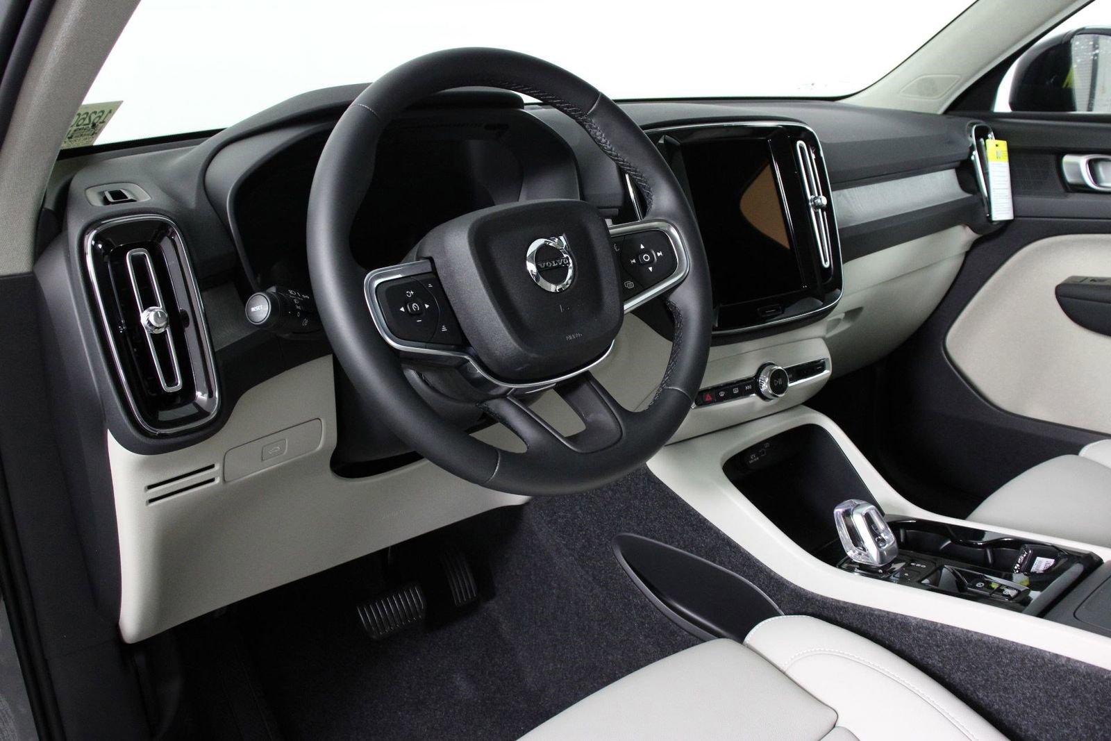 New 2026 Volvo XC40 B5 Plus w/ Protection Package Premier AWD/4WD image 8