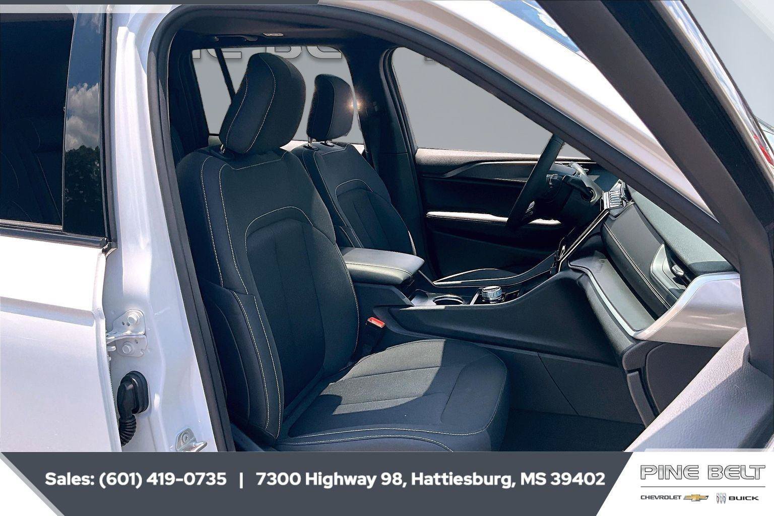 Used 2024 Jeep Grand Cherokee Laredo X RWD image 6
