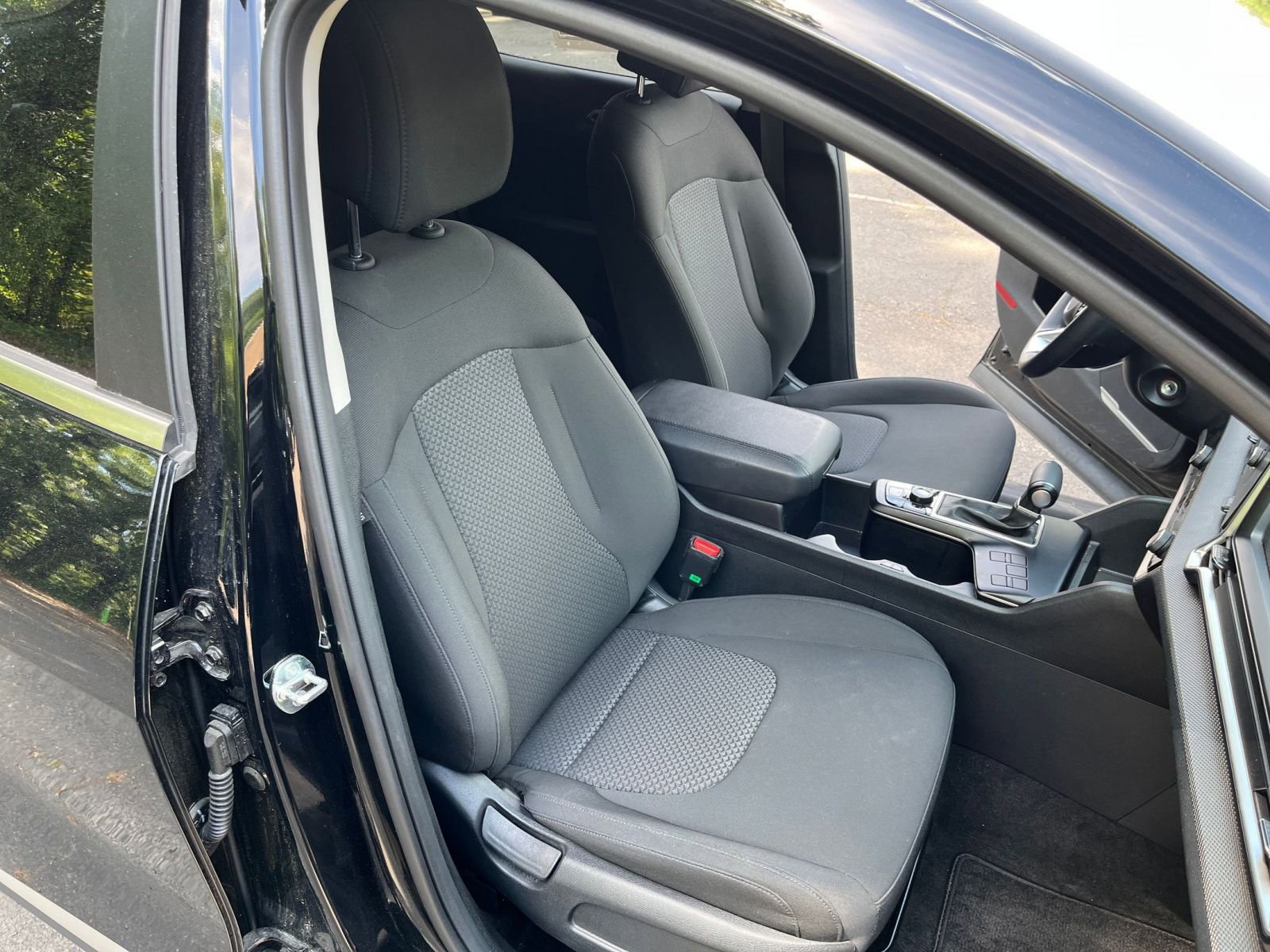 Used 2025 Kia Sportage LX FWD image 35