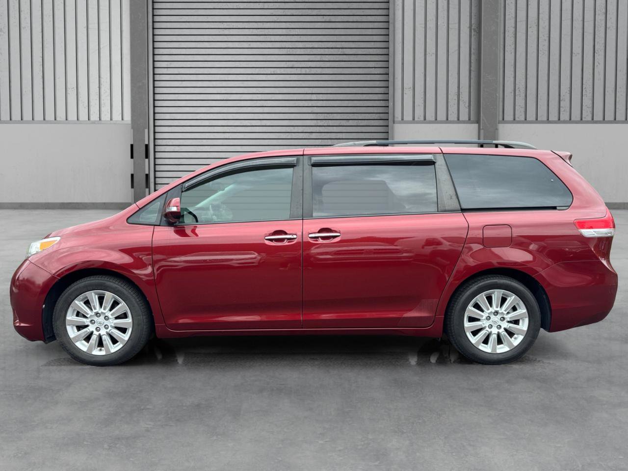 Used 2014 Toyota Sienna Limited w/ Limited Convenience Package FWD image 30