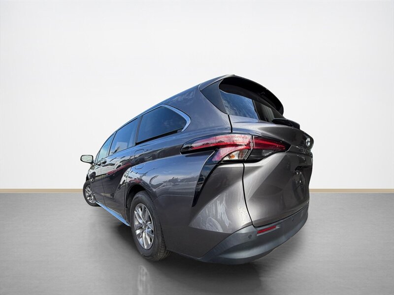 Used 2021 Toyota Sienna XLE w/ XLE Plus Package FWD image 7