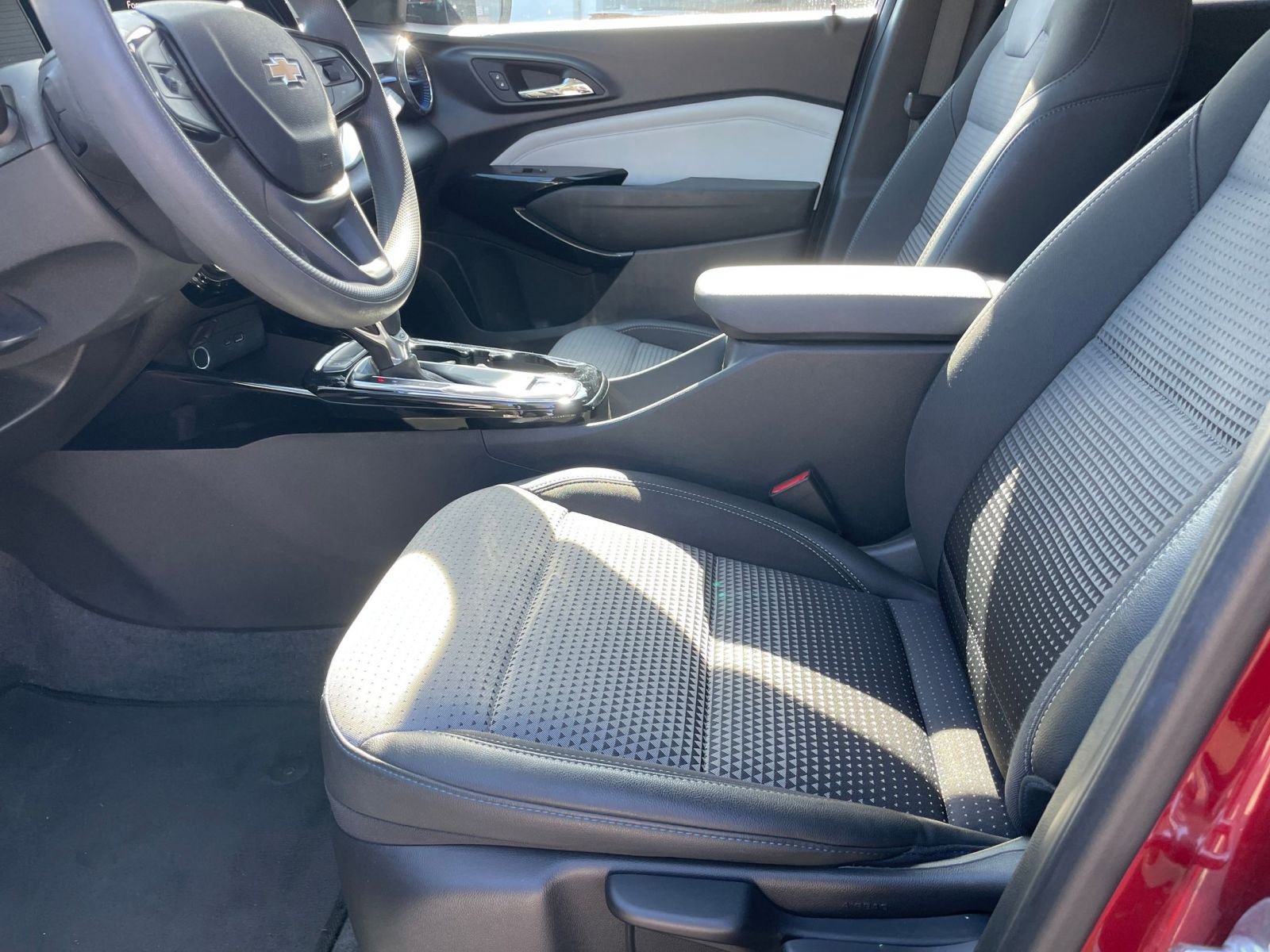 Used 2025 Chevrolet Trax LT image 25