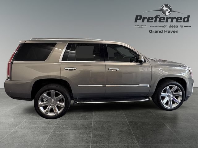 Used 2018 Cadillac Escalade Luxury AWD/4WD image 9
