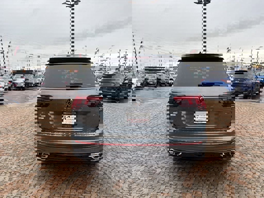 Used 2024 Volkswagen Tiguan SEL R-Line image 6