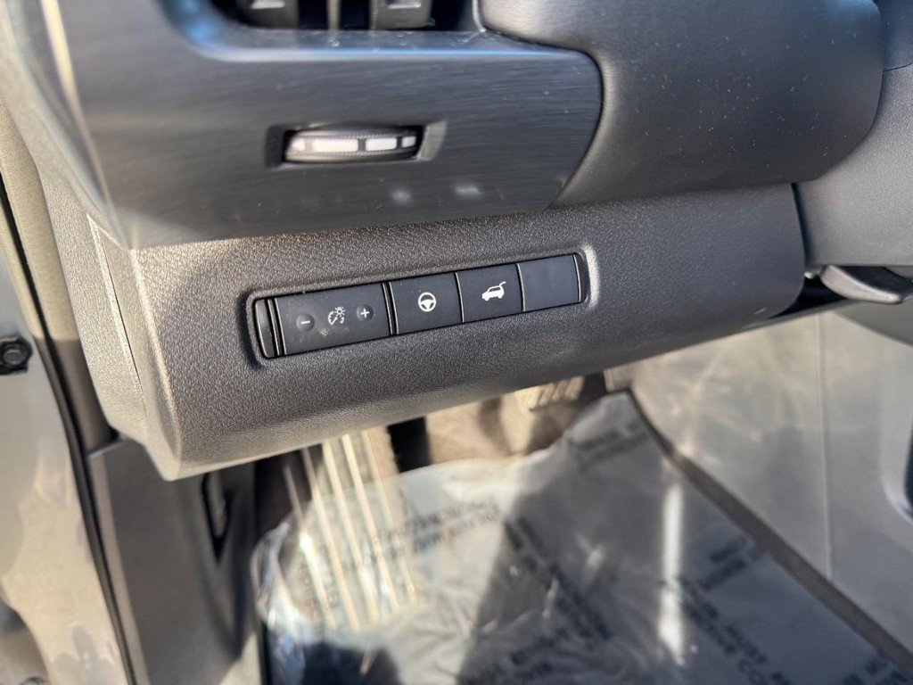 Used 2025 Nissan Pathfinder SL image 18