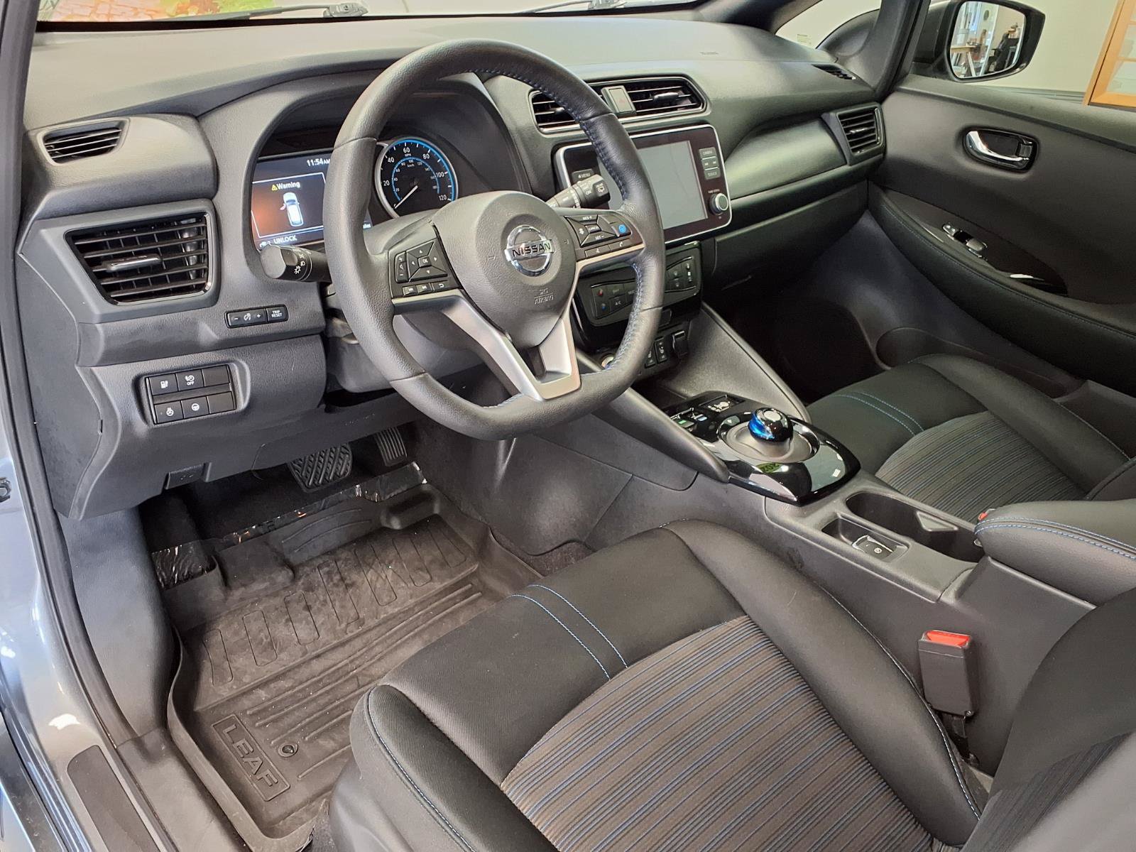 Used 2022 Nissan Leaf SV w/ SV Technology Package FWD image 18