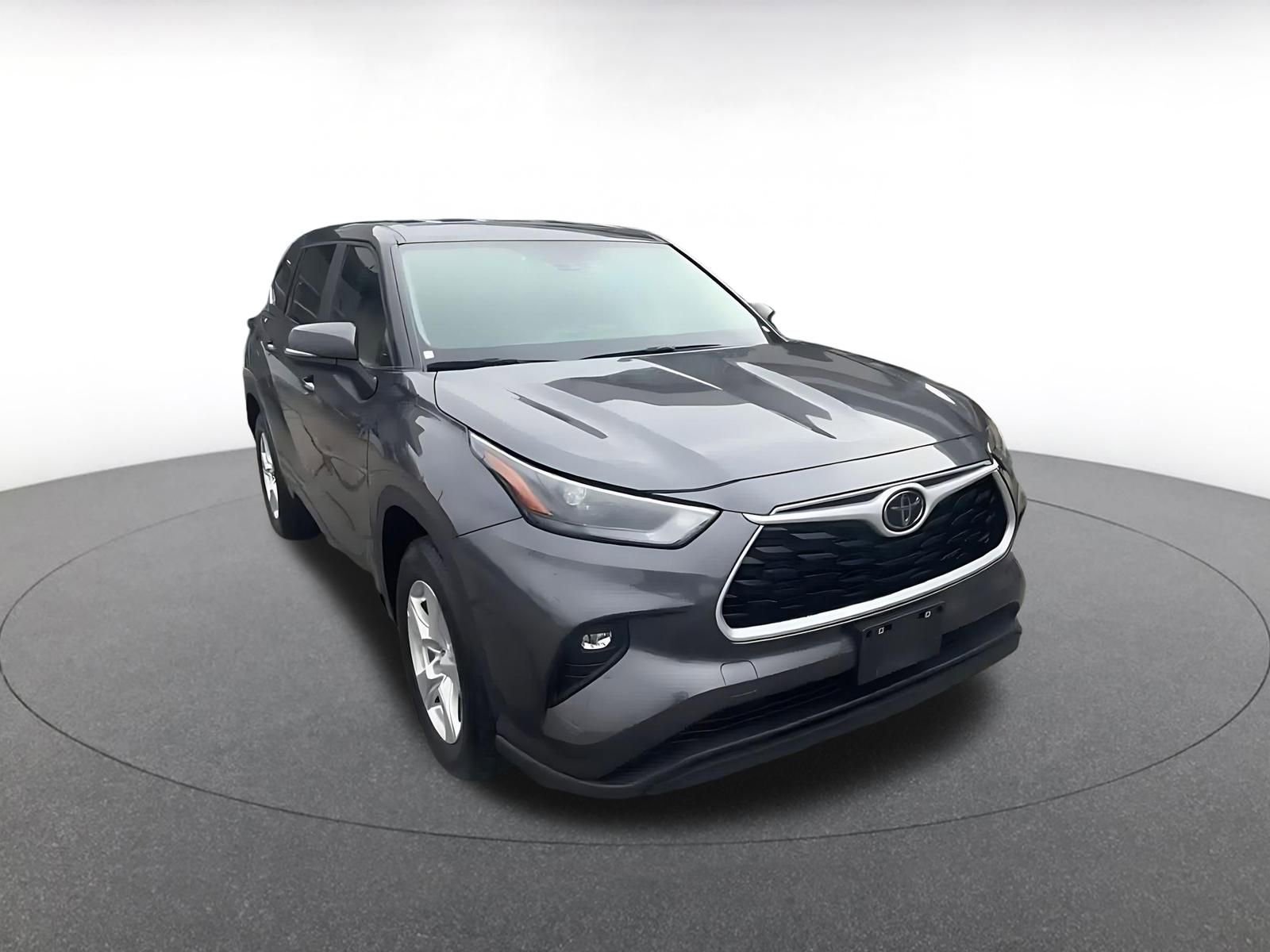 Used 2025 Toyota Highlander LE image 3