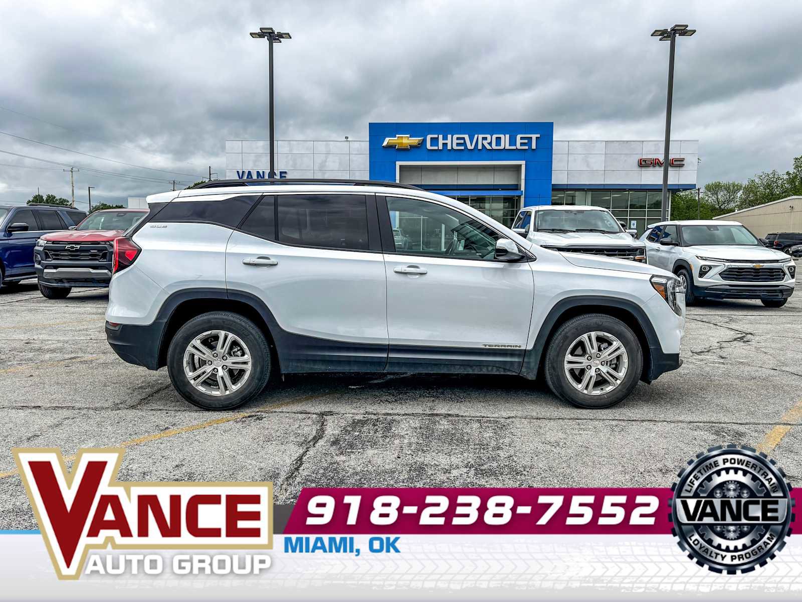 Used 2024 GMC Terrain SLE w/ Driver Convenience Package FWD image 8