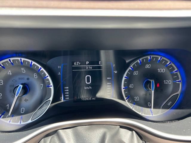 Used 2018 Chrysler Pacifica Touring-L FWD image 11