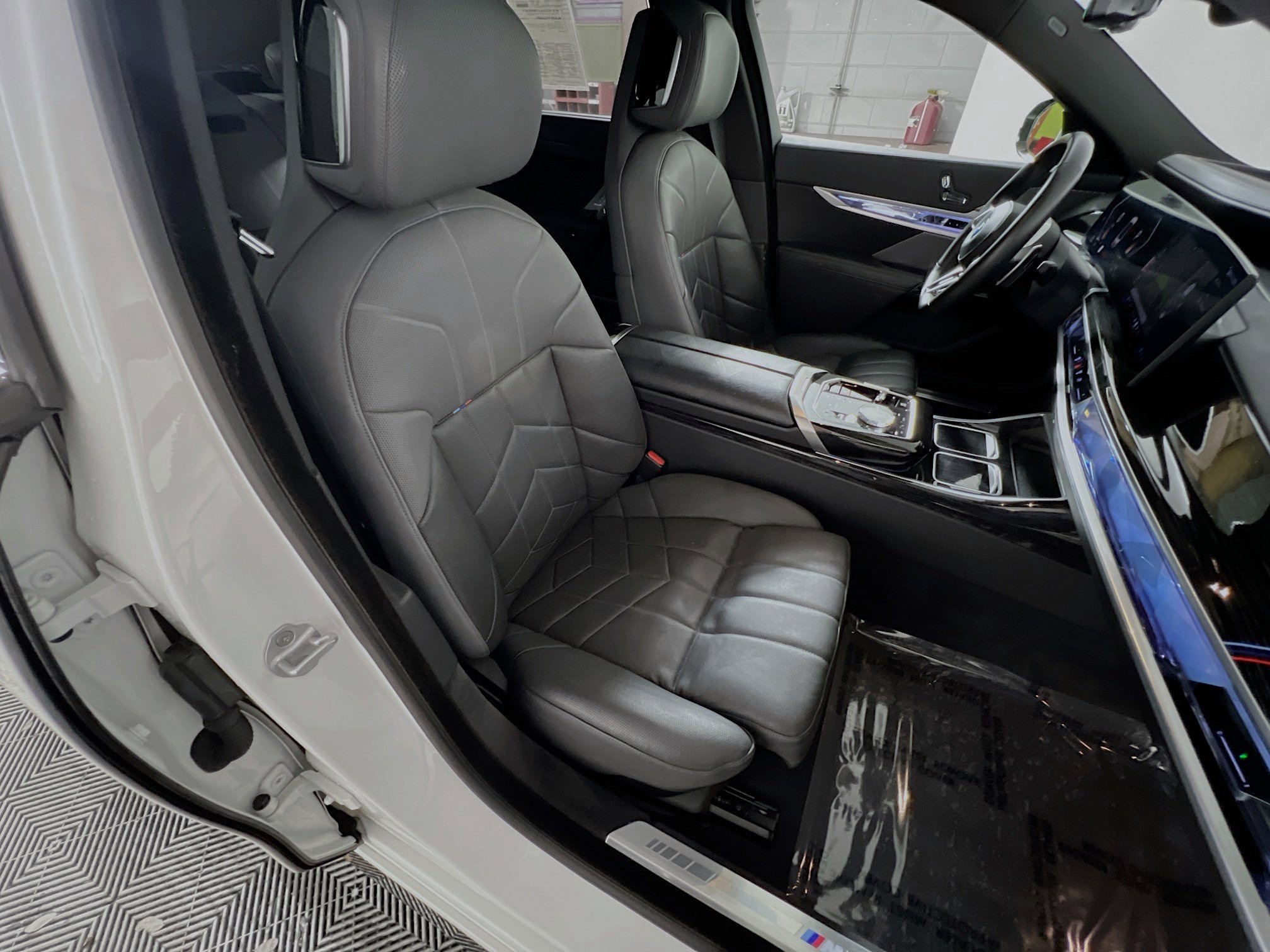 Used 2025 BMW 740i xDrive image 31