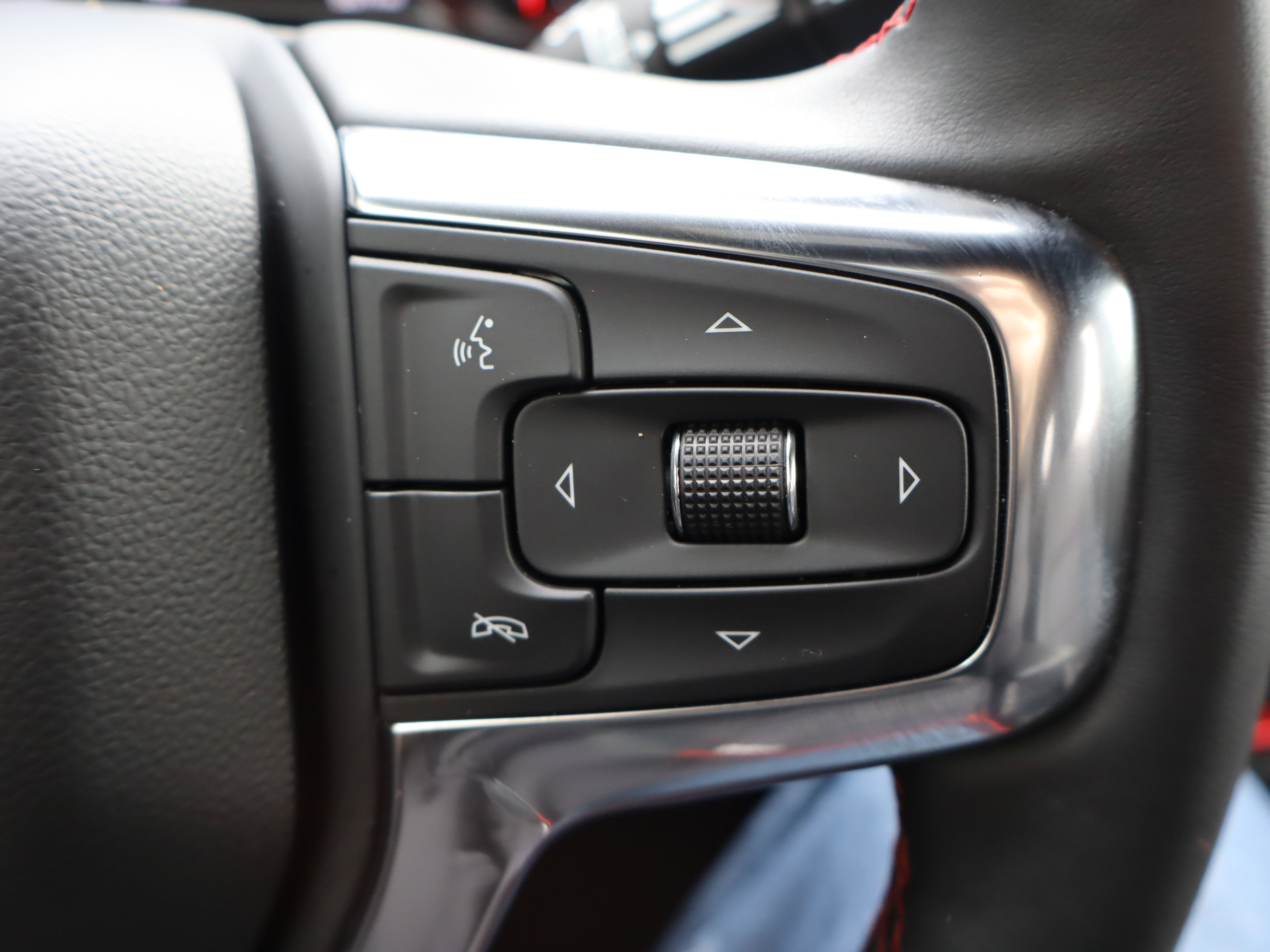 Certified 2025 Chevrolet Blazer RS w/ Driver Confidence II Package image 21