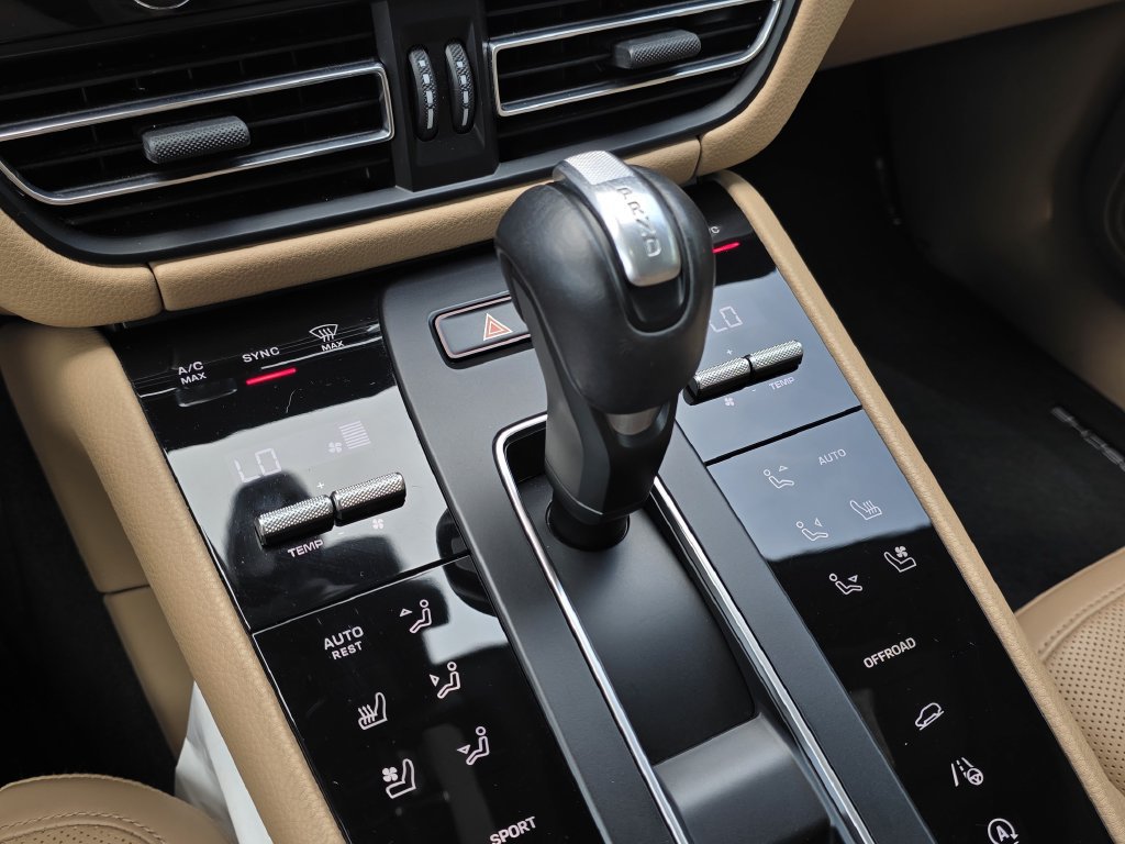 Certified 2024 Porsche Macan Turbo AWD/4WD image 18