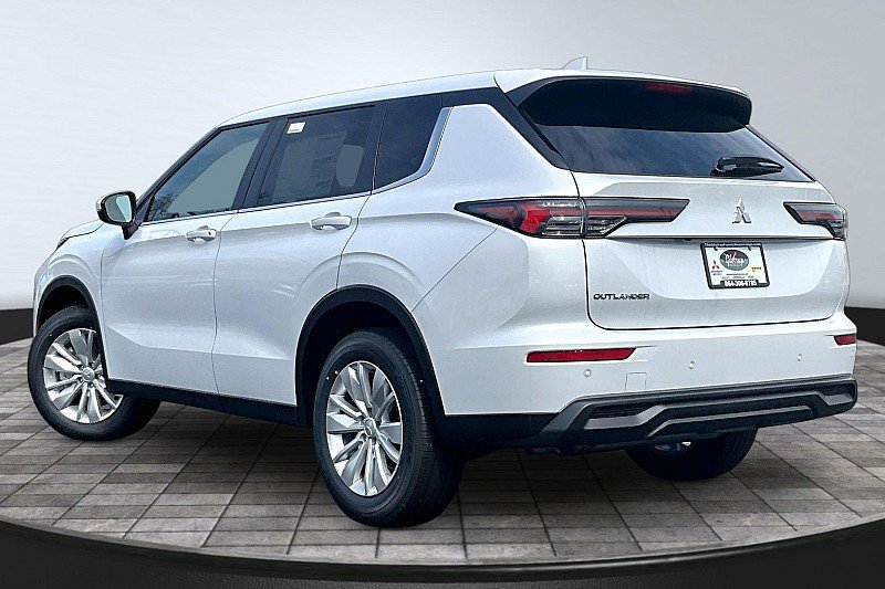 New 2026 Mitsubishi Outlander ES AWD/4WD image 3