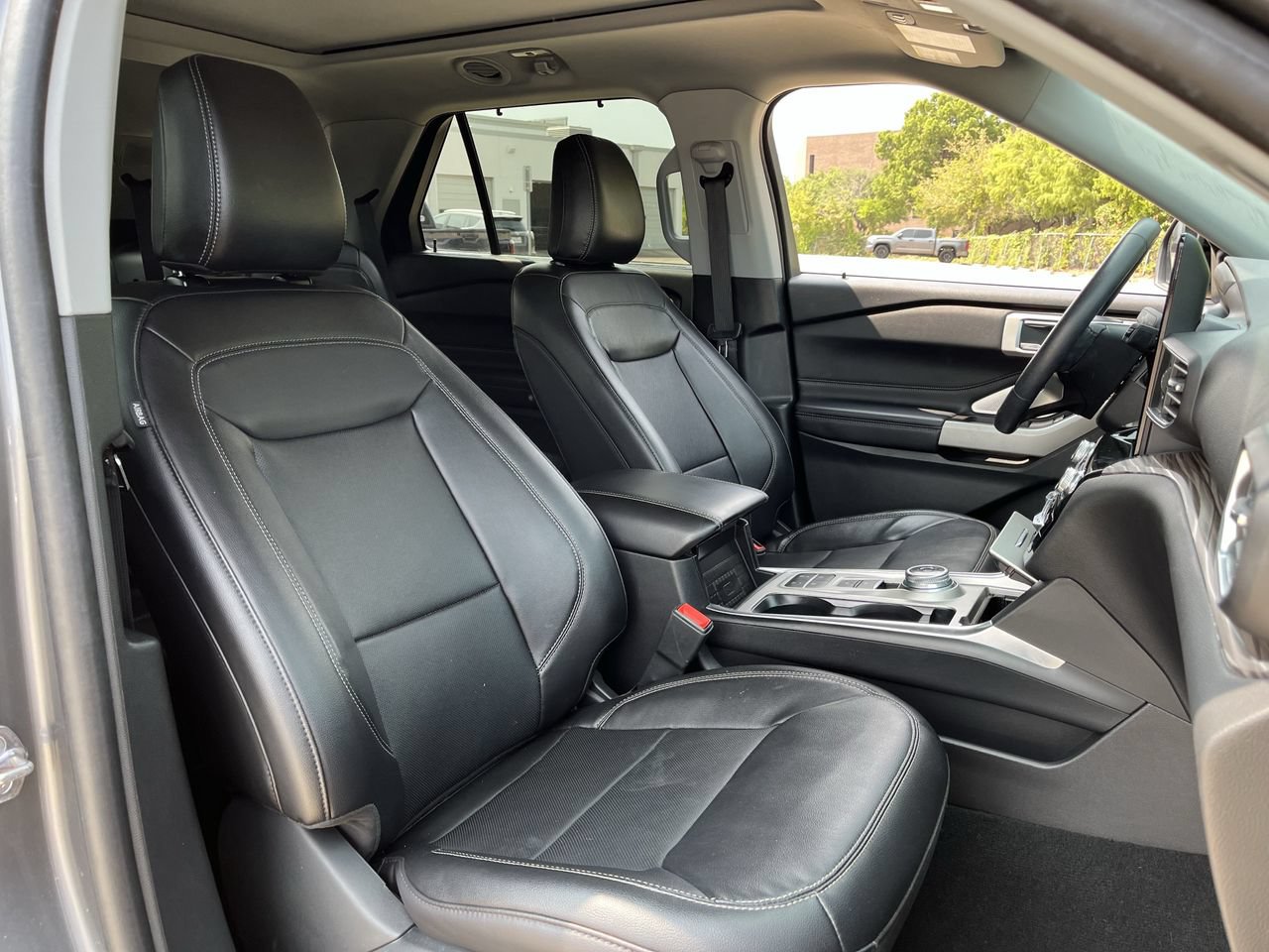 Used 2024 Ford Explorer Limited w/ Limited Technology Package RWD image 25
