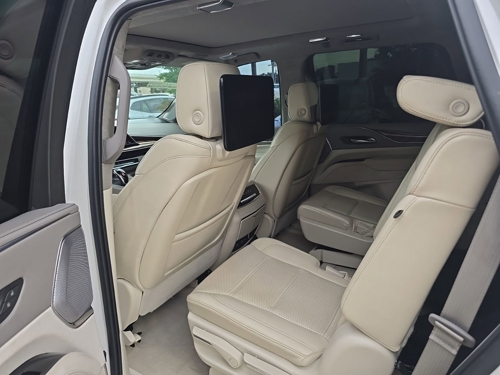 Used 2022 Cadillac Escalade Sport Platinum w/ LPO, ONYX Package AWD/4WD image 11