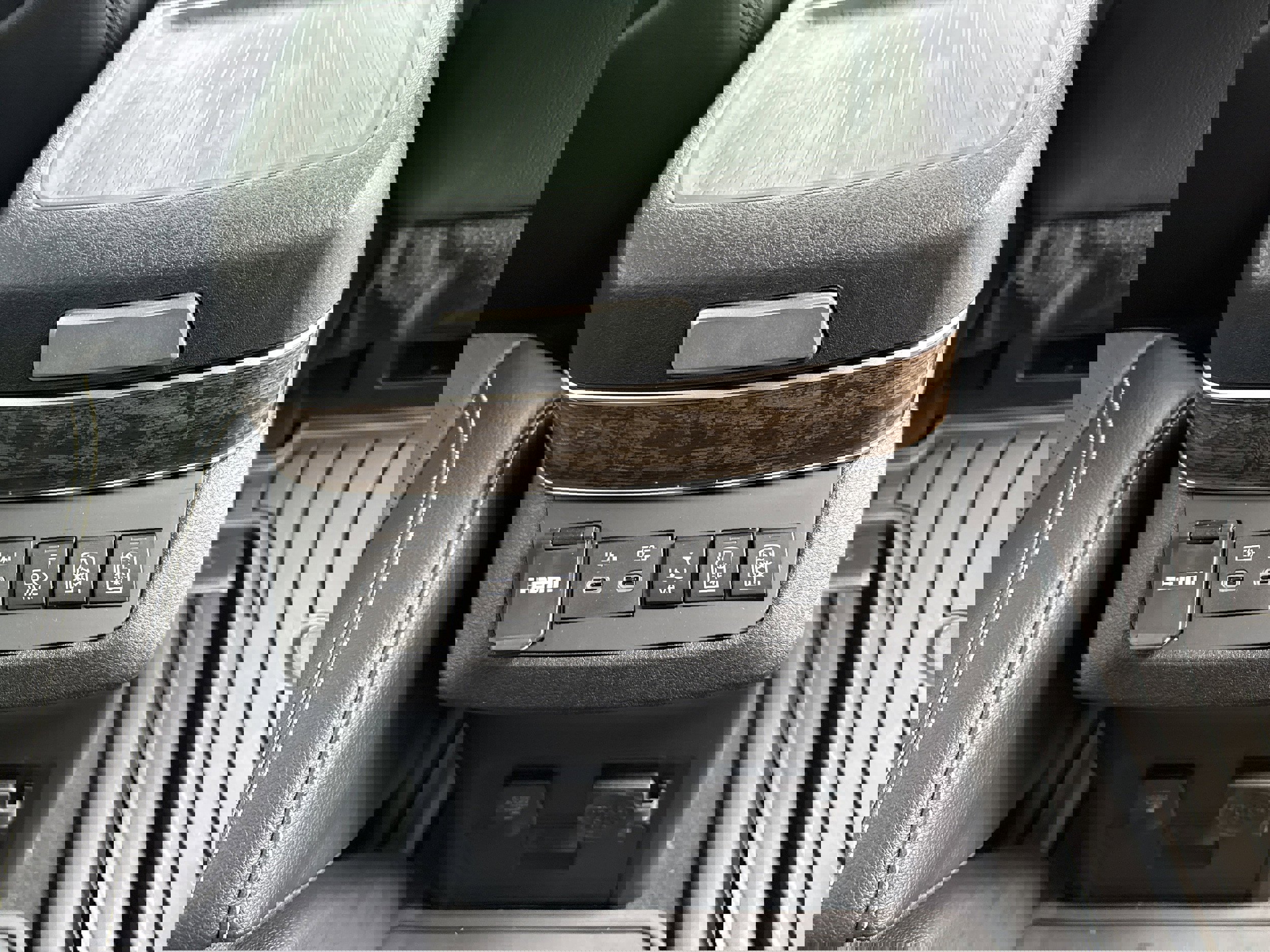 Used 2025 Toyota Sienna Platinum image 32