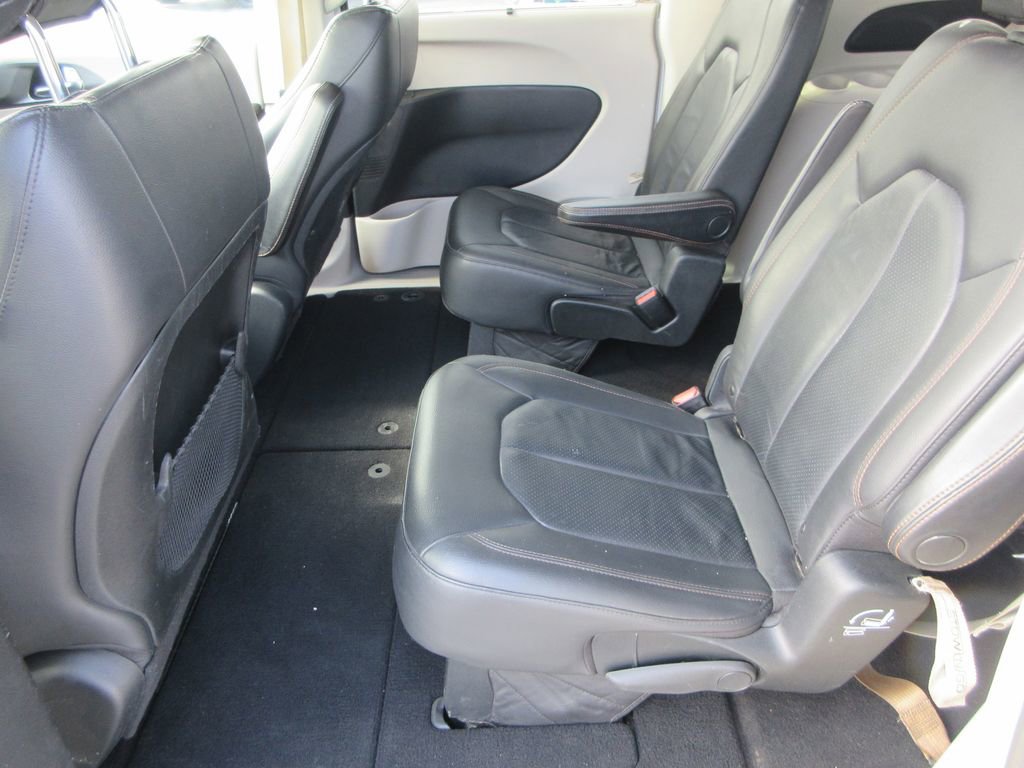 Used 2020 Chrysler Pacifica Touring-L image 13